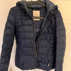 Jacka - Marinblåa jacka från ESPRIT i storlek XS, passar även S🤍Aldrig använd! 