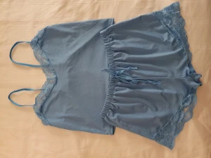 Ljusblå sov-set m-L  - Ljusblå/babyblått sovset med rosett samt spets reglerbara axelband endsst provad/nyskick pris 100kr 