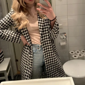 Jättesygg höst/vårkappa! - Säljer denna jättesnygga kappa från Gina Tricot som passar perfekt nu till hösten! Säljer kappan då den inte riktigt kommer till användning och har bara används 2 gånger, så väldigt bra skick! Köparen betalar frakten🌸