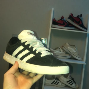 Adidas VL court 2.0 - Adidas skor inte original skosnören. Går lätt att få finare med tvål och vatten som jag testat på andra skor. Storlek 37,5.