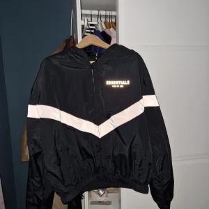 Essentials FOG  - Windbreaker med luva och reflexer, lite för kort till mig som är 180cm.