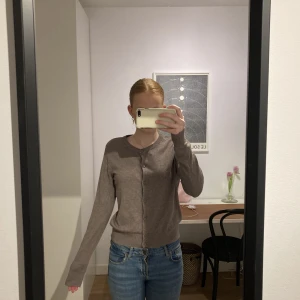 Kofta HM - Säljer denna jättefina kofta från HM för att jag har för många. Jättebra skick, inte använd mycket alls. Skriv för fler bilder eller om ni undrar något💖