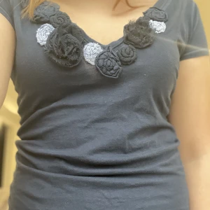 t-shirt med blommkrage🌷 - En söt tröja med blommor på v-ringningen. Priset går som vanligt att diskutera. Hör av dig vid frågor eller om du vill ha fler bilder🫶🏻