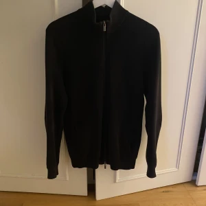 Massimo Dutti tröja  - En svart zip från Massimo Dutti. Använd ett fåtal så är i ett riktigt bra skick. Kan gå ner i pris vid snabb affär 