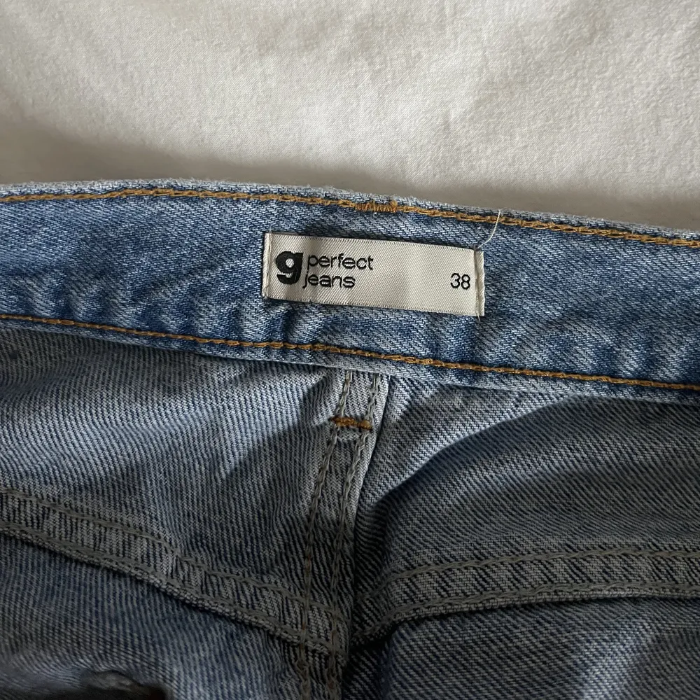 Super fina lågmidjade jeans från Gina Tricot, lite slitna längs ner vid hälen. Fråga privat om midjemåttet och innebenslängden, sitter bra i längden på mig som är 172💖 !!TRYCK PÅ KÖP NU!!. Jeans & Byxor.