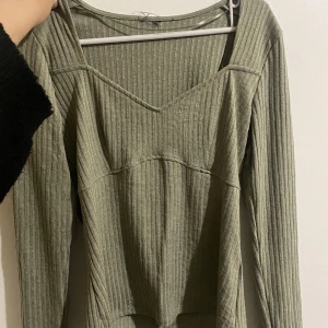 Långärmad tröja  - Säljer denna gråa långärmade tröjan då den är för stor på mig. 