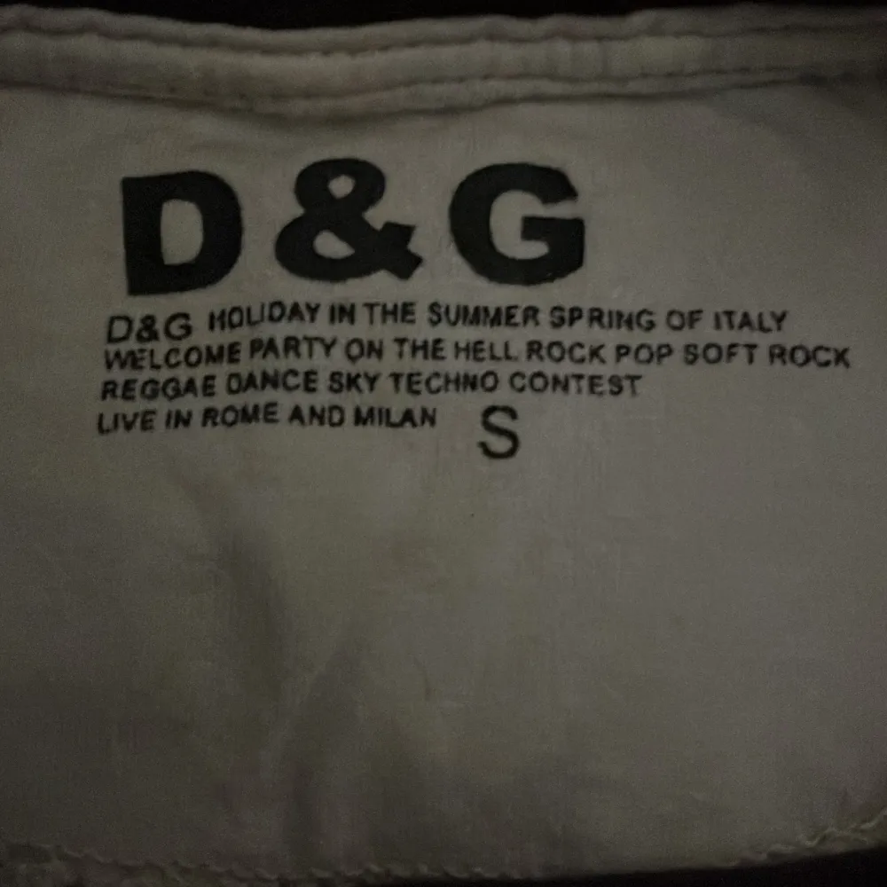 D&G tröja som jag säljer för jag inte ändvänder den längre inga skador eller fläckar priset kan diskuteras vid snabb affär. T-shirts.