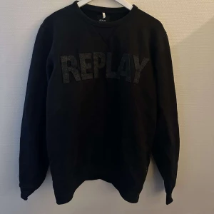 Replay tröja  - Riktigt snygg Replay tröja i nyskick, köptes i somras men har legat i garderoben sen dess, då den va för stor Vid funderingar så tveka inte på att höra av dig🙌🏻