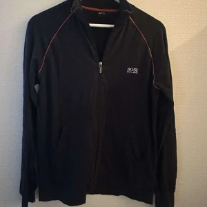 Hugo boss kofta - Riktigt snygg och bekväm Hugo boss kofta. Använd fåtal gånger. Tveka inte på att höra av dig vid minsta fundering🙌🏻🤝🏻