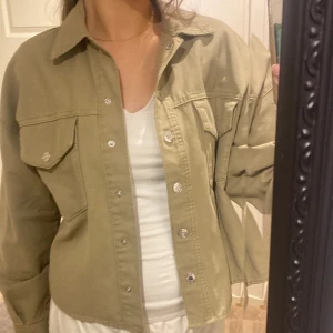 Jeans jacka - Oliv grön jeans från Mango, lite kort där fram men täcker där bak, storlek XS, kom privat för frakten 🤍