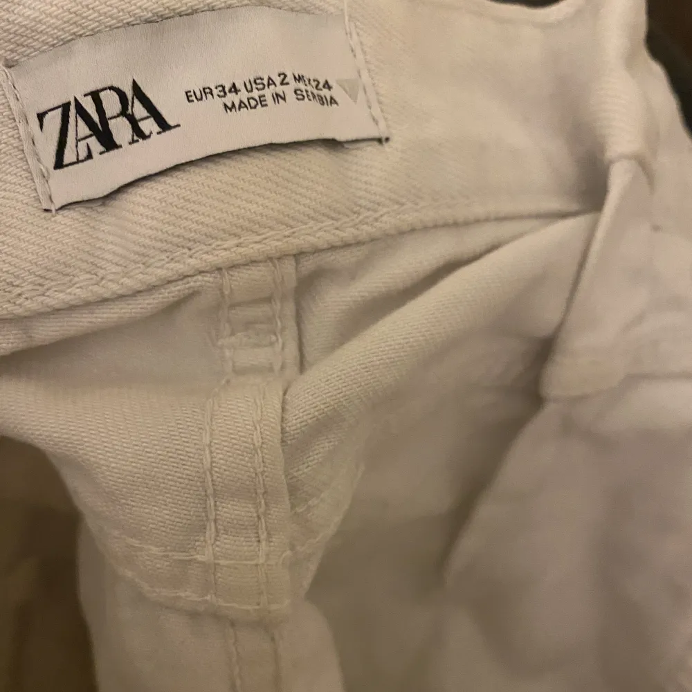 Vita loose jeans från Zara. Köpta för flera år sedan men inte använda då de är lite stora för mig. Stora för sin storlek men skitsnygga!. Jeans & Byxor.