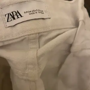Vita loose jeans från Zara. Köpta för flera år sedan men inte använda då de är lite stora för mig. Stora för sin storlek men skitsnygga!