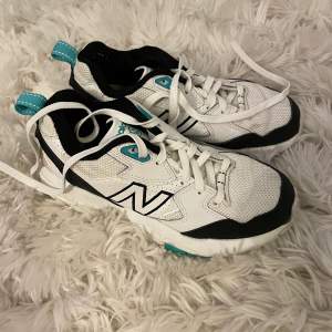 Skor från new balance, bara använda ett fåtal gånger så nyskick