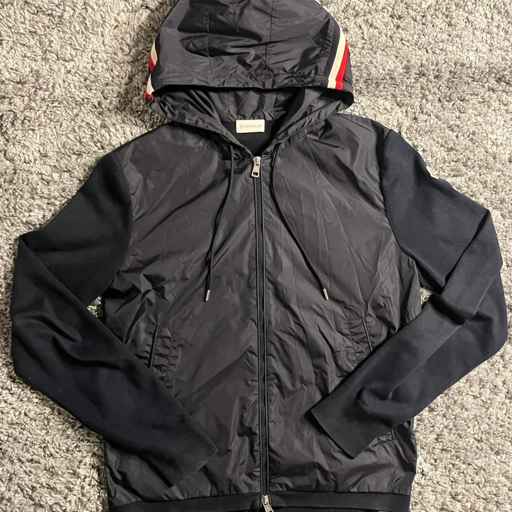 Moncler cardigan/windbreaker | size: L fits M | cond: 9/10 | färg: navy | pris: 3700:- men kan diskutera | hör gärna av er vid frågor eller funderingar! Mvh heatsoles😄. Tröjor & Koftor.