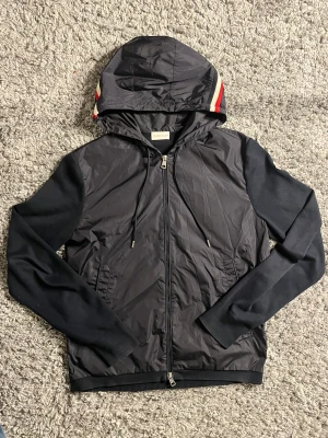 Moncler cardigan/windbreaker  - Moncler cardigan/windbreaker | size: L fits M | cond: 9/10 | färg: navy | pris: 3700:- men kan diskutera | hör gärna av er vid frågor eller funderingar! Mvh heatsoles😄