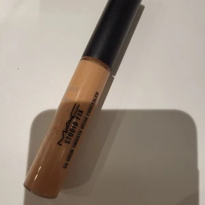 Mac Studio fix 24-hour, Concealer färg: NW20 - Mac Studio Fix 24-Hour Smooth Wear Concealer NC40  färg: NW20 Använd 2ggr men ej rätt färg för mig tyvärr.