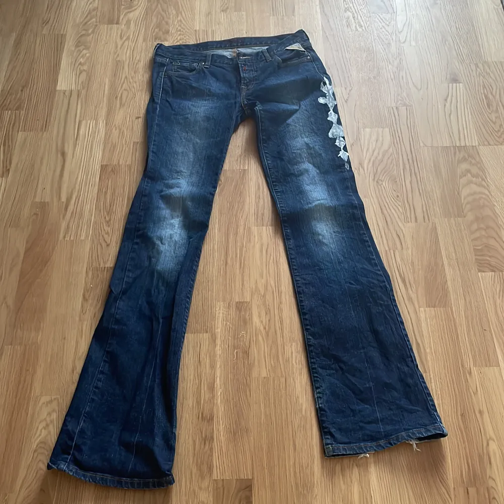 Jätte fina lågmidjade boutcut jeans från replay med cool detalj på ena benet (39 i midja(raktöver) 84 inerbenslängd) hör av er för frågor💗. Jeans & Byxor.