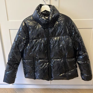 Tommy Hilfiger dunjacka.  - Storlek L (jag har M vanligtvis, sitter jättebra) Använt sparsamt, är i gott skick - inga tecken på användning.