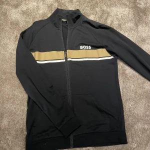 Hugo boss zip - Hej  säljer nu min fina hugo boss zip. Köpt på thernlunds. Storlek S.  Använd fåtal gånger 9/10. Kan gå ner i pris vid snabb affär. Vid funderingar hör gärna av dig.