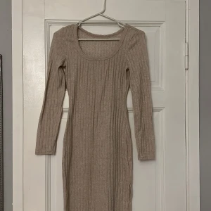 klänning - säljer då denna fina klänning. Den är lite genomskinlig och helt oanvänd