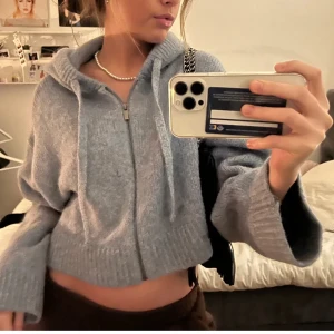 Stickad zip up tröja💕 - En as snygg stickad zip up tröja som är köpt på zara för ungefär två år sedan💕Storlek M/L men passar mig som har S!💕 Aldrig använd då den inte riktigt är min stil och jag säljer den nu för att jag behöver mer plats🩷skriv för fler frågor💕lånade bilder!🩷