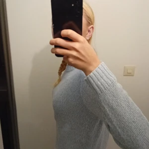 Blå långärmad  - Den är verkligen jätteskön men jag har inte någon andvändnig för den. Bra skick. Andvänd 1 gång