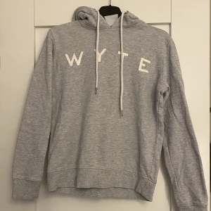 Sport hoddie - Säljer min hoddie då jag inte längre använder den, skicket är väldigt bra!!🩶