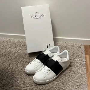 Valentino Garavani - Säljer dessa helt nya Valentinos då de var för små. De är storlek 44/45 och de finns inga defekter på dem. Skriv för alla möjliga frågor!