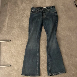 Low waist bootcut jeans❤️‍🔥 - Helt oanvända pga att de är för stora, slutsålda från gina💗 nypris 500 Skriv för fler bilder💗