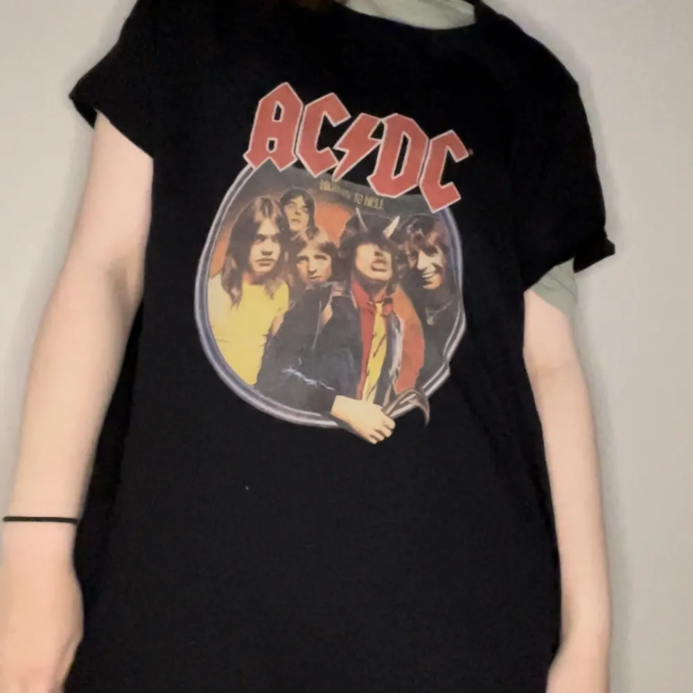 AC/DC tröja jag köpte för ett tag sen, tyvärr kommer den inte till användning och är i nyskick.  Köpt för 100kr.. T-shirts.
