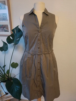 Skjortklänning, bomull, strl 36 - Khakigrön klänning från Zero Storlek 36 100% bomull Fint skick Fickor, dragkedja i sidan, mässingsfärgade knappar 