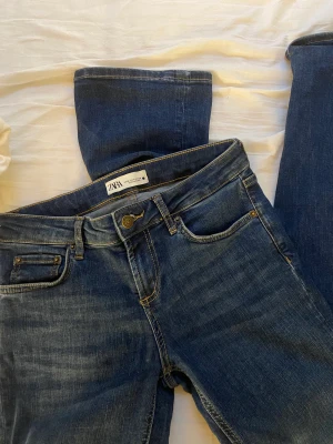 Blåa lågmidjade jeans  - Snygga lågmidjade jeans, använt väldigt lite och i bra skick💞