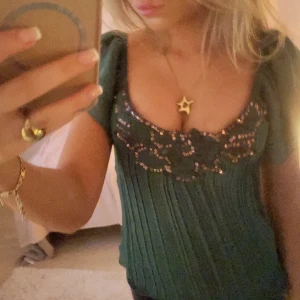 Festopp - Cool grön topp med plajettmönster o volanger💕💕