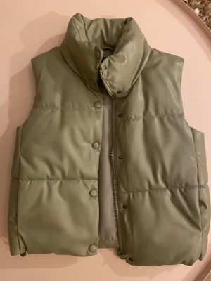 Zara läder väst  - Varm, puffig, läder, beige, zara vest. Knappt använt. Bra kvalite. Har stora fickor. 