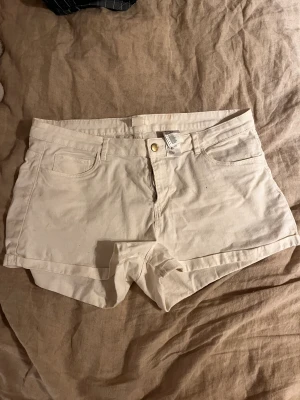 Vita jeansshorts - Korta vita jeansshorts använda ett fåtal gånger