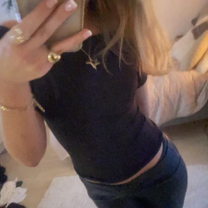 T-shirt - Svart offshoulder tröja, superskönt material💕