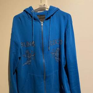 Säljer en Blinglucid tröja i storlek L, nyinköpt endast använd en gång, färgen är royal blue
