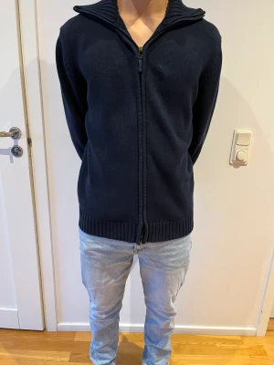 Kofta med sip  - Marinblå kofta med sip. 9/10 i skick. 