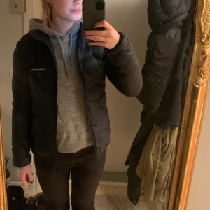 Peak Performance jacka  - Tunn jacka som är perfekt till hösten! Mörkblå/ svart till färg och i bra skick 💕