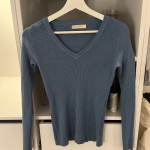 Blå topp - Jättegullig blå topp i storlek s/m🩷 köptes på en marknad och har använts ett fåtal gånger😊