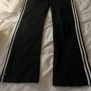 Lowwaisted utsvängda Adidasbyxor  - Ett par assnygga Adidasbyxor som är jätteinne. Har ett par till som jag använder mer, så säljer dessa!
