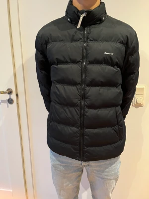 Gant jacka  - Svart puffer jacka från Gant. Saknar tyvär luva. Men är i 9/10 skick. 