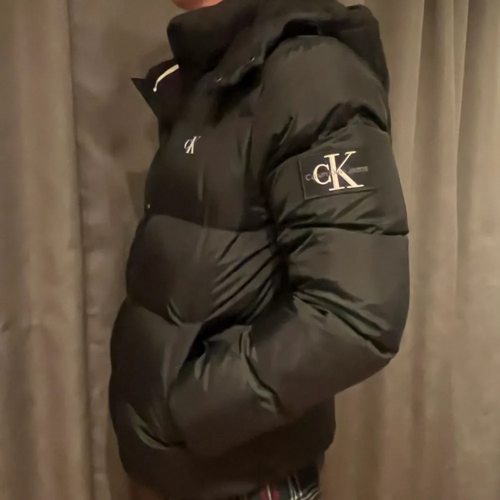 Calvin Klein jacka i storlek L Använd under förra vintern endast och är i nyskick.. Jackor.