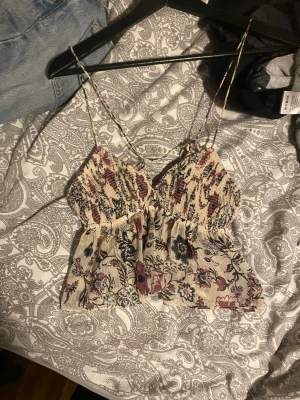 Zara topp - Säljer min jätte snygga topp från zara!😍 köpte den här på plick för 500kr då den var väldigt eftersökt..! Säljer den för 350kr i storlek s skulle jag tro. Den är för liten för mig som har C-D i bh kupa 🫶🏼
