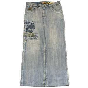Vintage baggy jeans från 90-tals märket Akademiks. Storlek 36x32, benöppning 24,5cm.