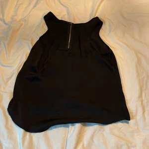 T-shirt svart  - Jag säljer den t-shirt för 40 sek  från marker stradivarius. Storlek L.