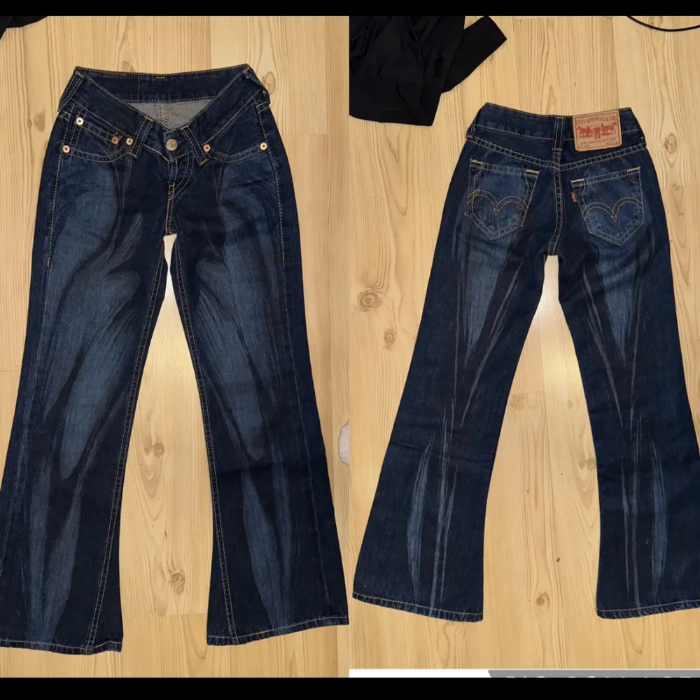 Lågmidjade boocut/flare Levis jeans med väldigt unikt mönster från 2000s så finns inte köpa längre och svåra få tag i, bara använda 2 gånger så nyskick, har tagit av men har kvar lapparna, storlek W27/L32, passar lite tajtare på mig som har storlek 34/XS. Jeans & Byxor.