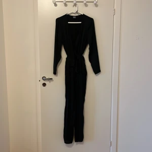 Byxdress - Byxdress i tunt sidenmaterial som faller fint mot kroppen. Använd 1 gång