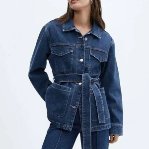 Jeans jacka - Säljer en liknandd jeansjacka. Köpt för 500kr säljs för 180kr