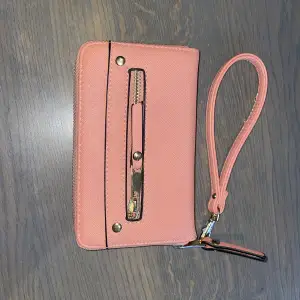 En liten väska/plånbok som man får plats med kort, pengar och andra småsaker. 